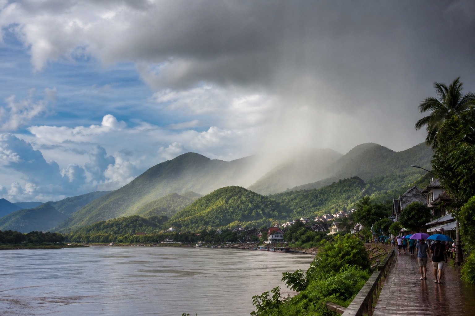 ภาพประกอบฝนฤดูมรสุมเหนือภูเขาและเมืองริมแม่น้ำ